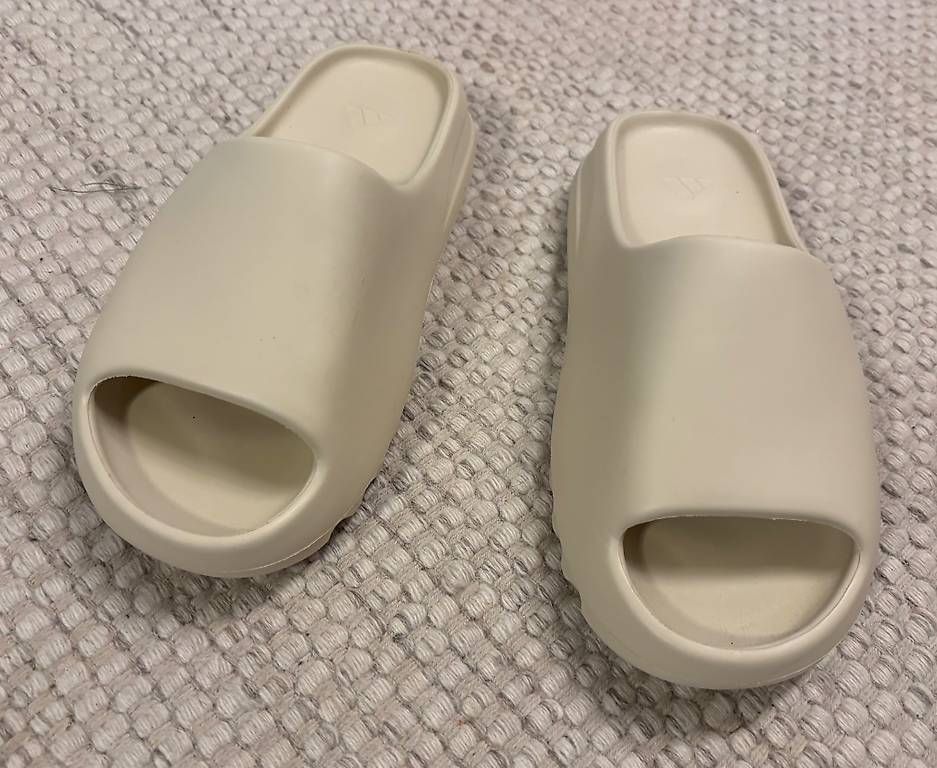 Adidas Scarpe da uomo: Adidas Yeezy Slide Bone - EU 44.5 – Nuovo (secondo la descrizione) da Thalwil venduto da Swisshoneys