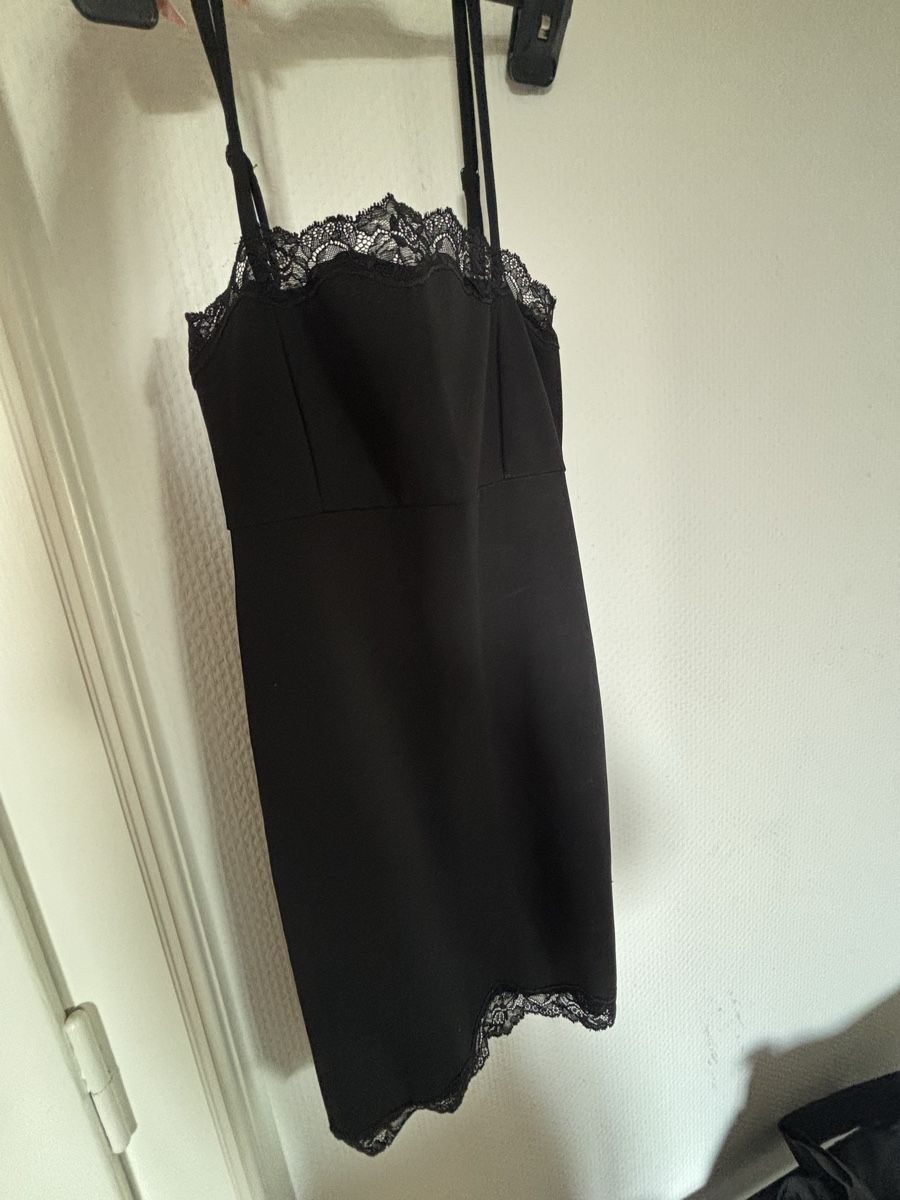 Bershka Robes: Robe noire courte  – D'occasion à Lausanne par shabnam.t 5