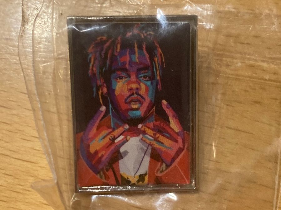 Spille & Fermagli: Juice Wrld Pin Anstecker Rap Hip Hop – Nuovo (secondo la descrizione) da Horn venduto da abutre72