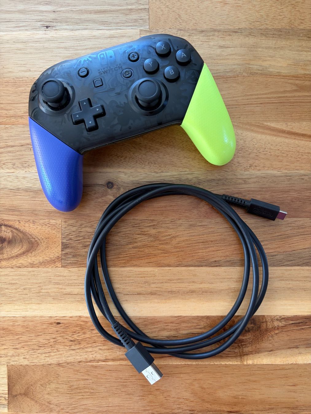 Nintendo Controller: Manette Nintendo Switch Pro Controller Edition Splatoon 3 – Gebraucht aus Pailly von RomainR