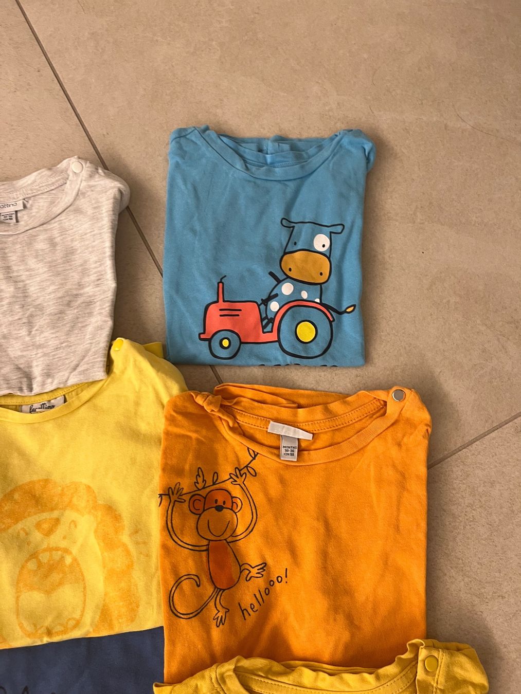 Lotti & Set di vestiti: Kleiderpaket Junge Grösse 98 – Usato da Giubiasco venduto da martellino78 1