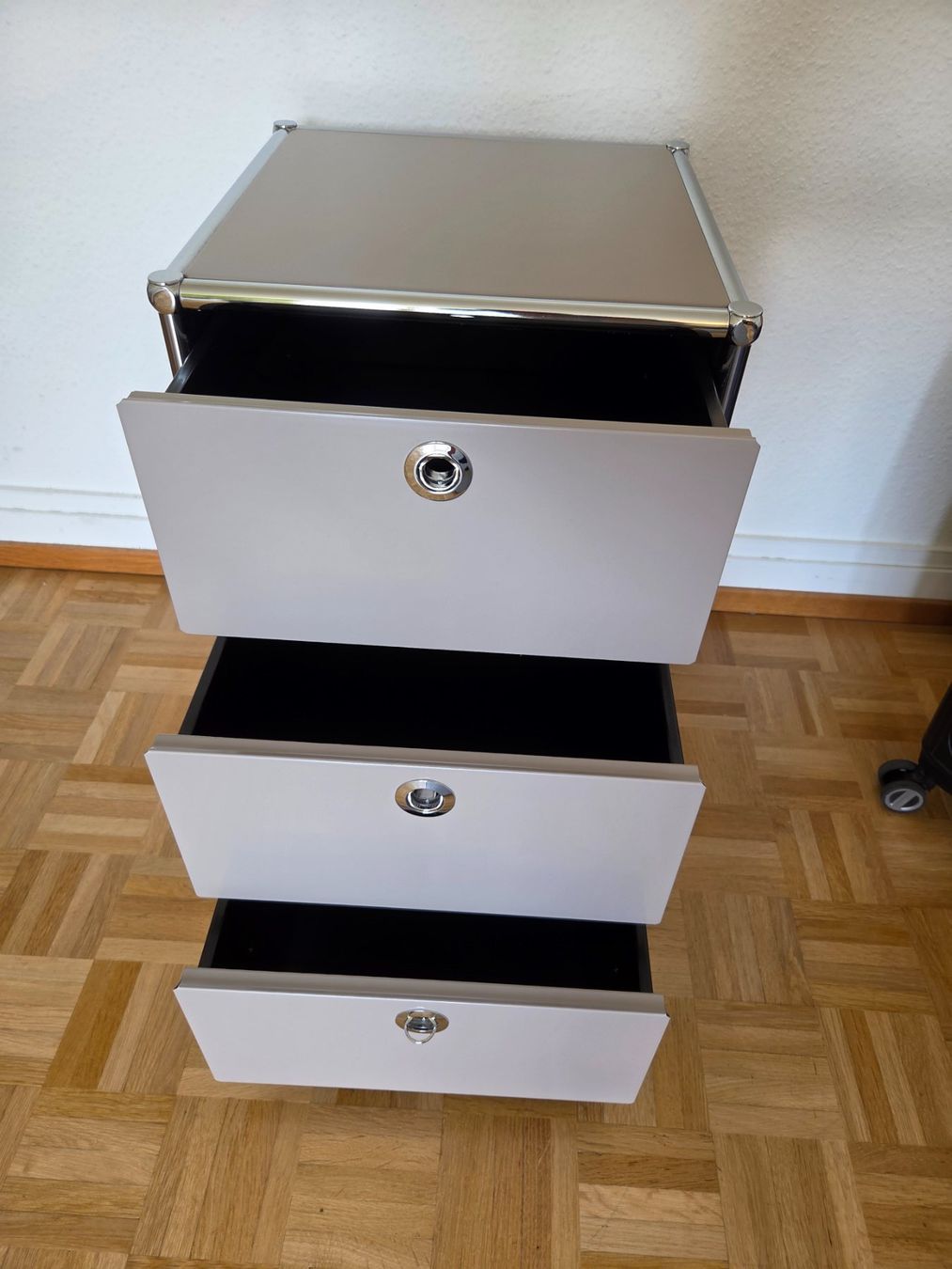 Flexcube Cassettiere: FLEXCUBE Korpus 40x40cm, 62cm hoch, Taupe – Usato da Zürich venduto da Hawaii24 2