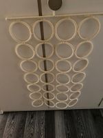 Eleganter weißer 28-Haken-Schal- und Krawatten-Organizer