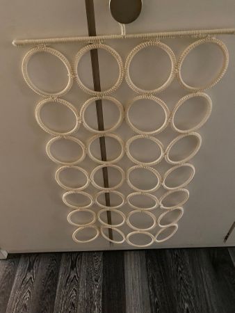 Eleganter weißer 28-Haken-Schal- und Krawatten-Organizer