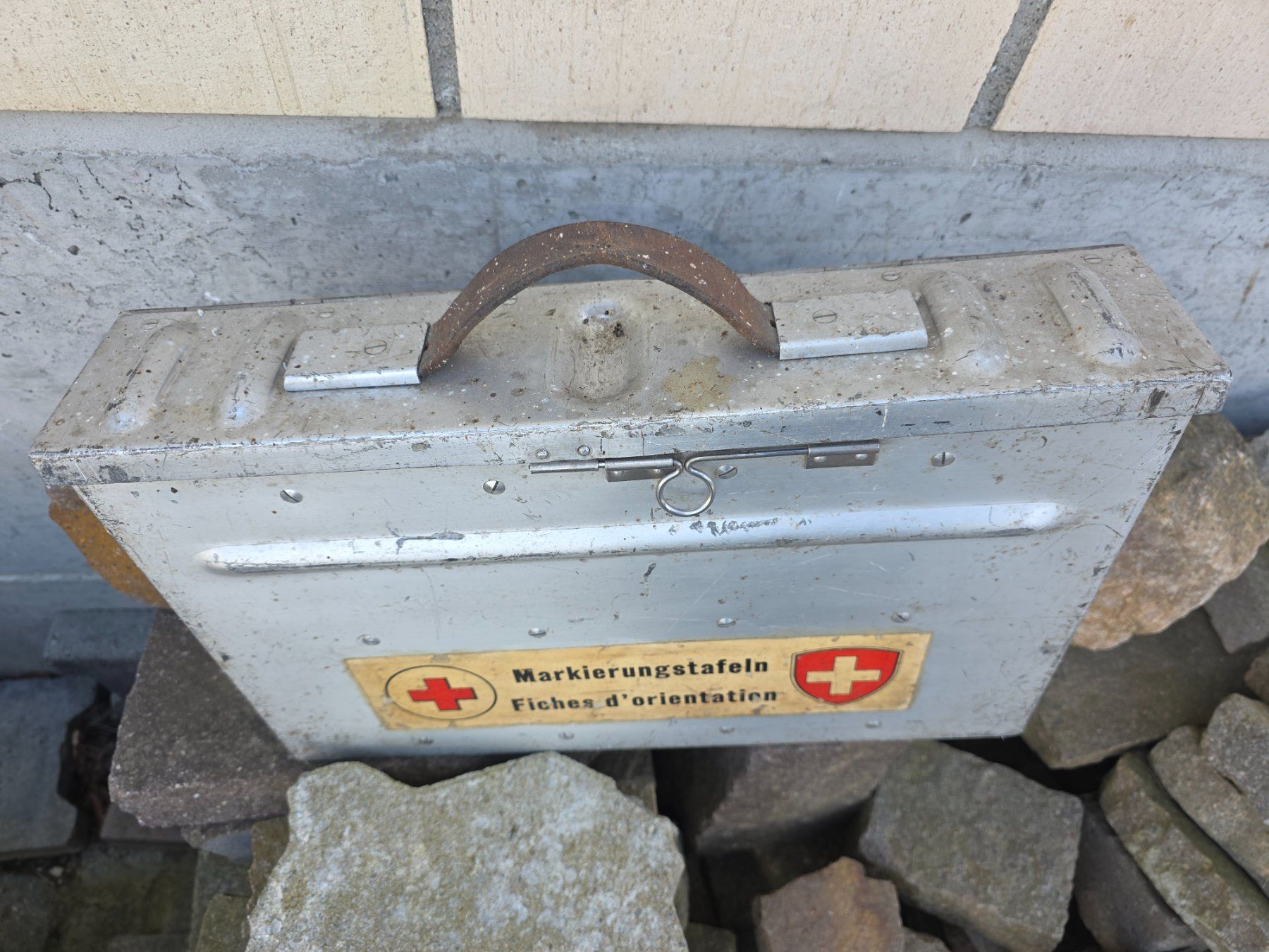 Schweizer Armee Insegne: Schweizer Armee Markierungstafel-Kiste / Wegweiser / Jalons – Usato da Obermumpf venduto da oiskypoisky 1