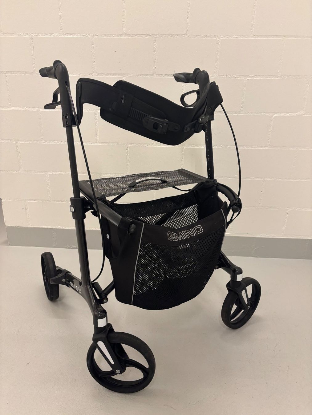 Aides à la marche: Rollator – D'occasion à Pfäffikon ZH par R-Jako