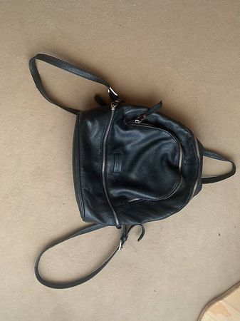 Lederrucksack von Liebeskind - Reissverschlüsse defekt