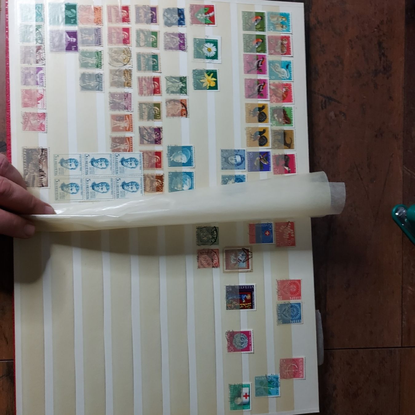 Alle Briefmarken: International Stamp Collection Album mit stams – Defekt aus Biel/Bienne von dak_h8gk 1