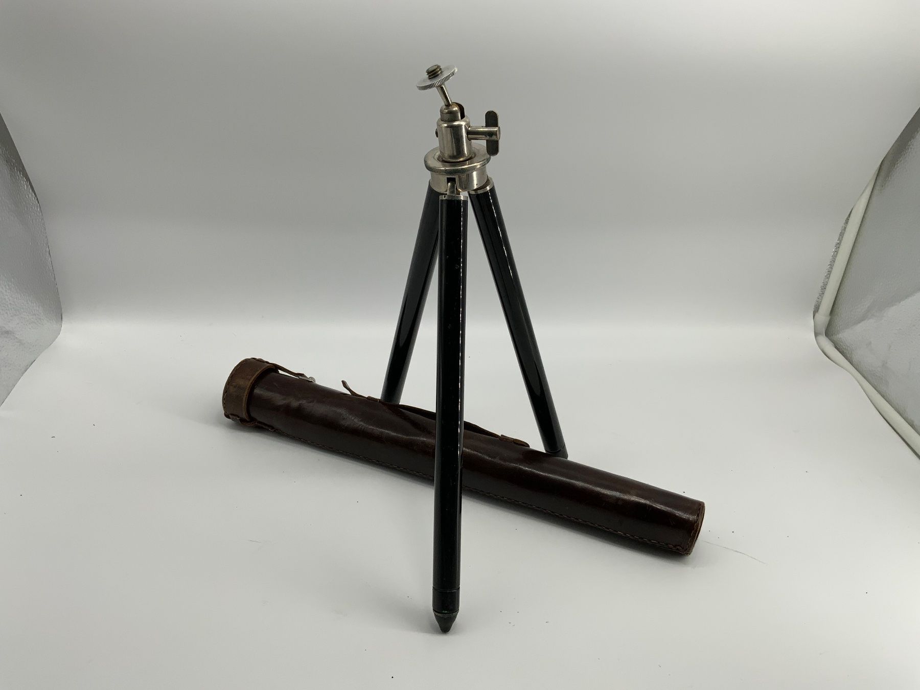 Treppiedi & Teste: Antikes 3 Bein Stativ mit Original Ledermappe – Usato da Erlach venduto da silvia3235