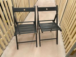 Klappstühle x 2 aus Holz./  2 wooden folding chairs