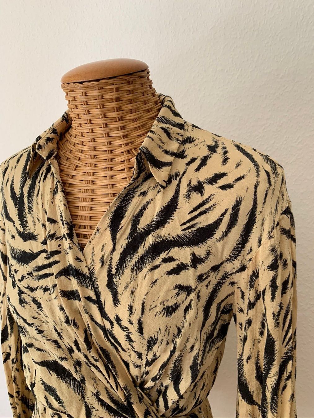 H&M Camicette: Bluse getigert in Wickeloptik - 34 – Usato da Zürich venduto da Diazaio 2