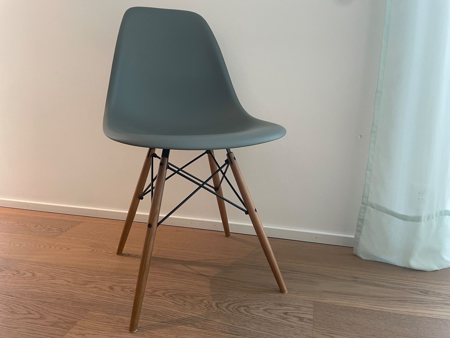 Set di tavolo e panche: Vitra Esstisch + 6x Eames Stühle – Usato da Zürich venduto da MichelleCW 2