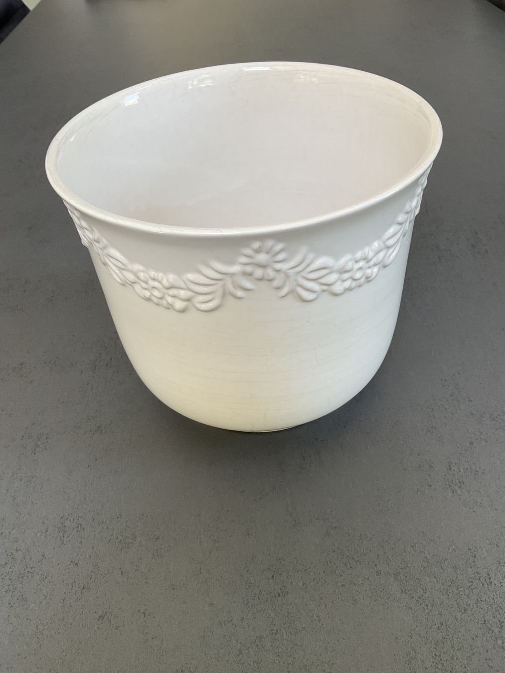 Pots de fleurs: Übertopf, weiss mit Blumenmuster – D'occasion à Adliswil par Bolline