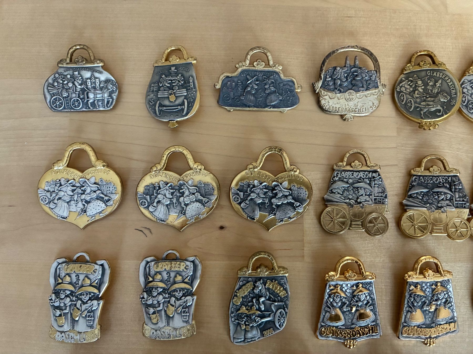 Placchette & Badge: 42 GLÄBBERDÄSCHLI-Plaketten – Usato da Riehen venduto da freestyle_buttons 2