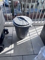 Grauer Abfalleimer mit Deckel - Ideal für den Garten!