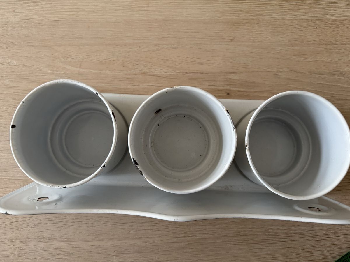 Cucine complete: Vintage Enamel Wall Shelf with 3 Pots – Usato da Basel venduto da FlorinBasel 7