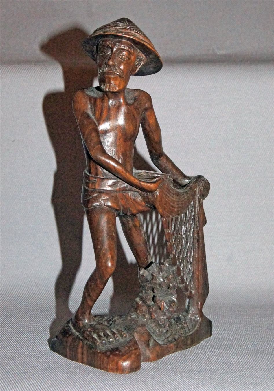 Skulpturen & Statuen: Fischer mit Netz - sehr feine Schnitzerei – Gebraucht aus Geroldswil von ARTEFACTO
