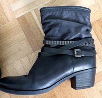 Schwarze Lederstiefeletten mit Riemen, Grösse 40