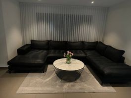 Schwarzes Ecksofa mit viel Platz 