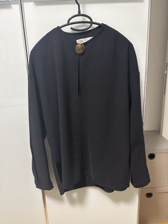Zara Bluse schwarz, Grösse S, mit goldenem Detail.