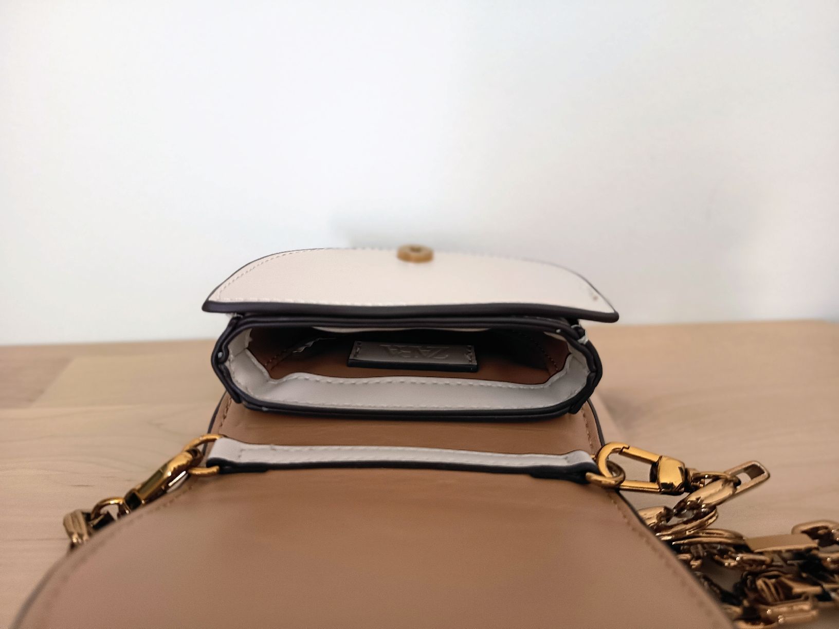 Zara Sacs femmes: Mini Bag with Gold Chain – D'occasion à Basel par beg_6v7r 3