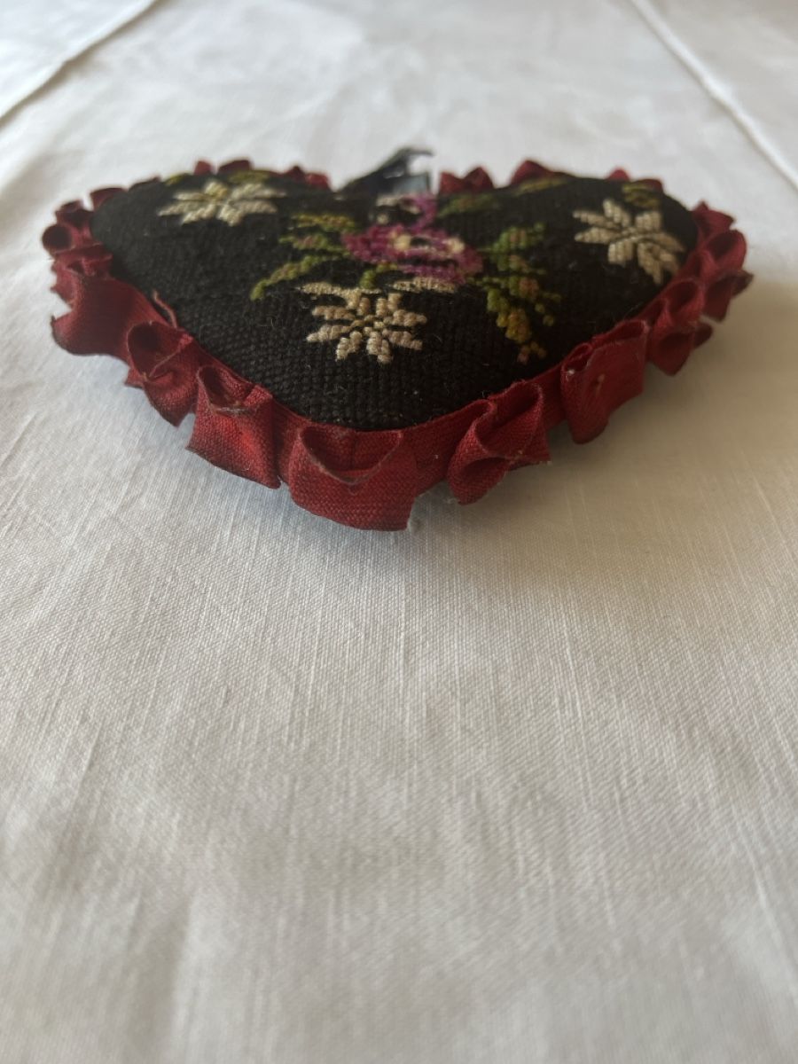 Tutte le decorazioni: Gesticktes Herz Kissen von 1875 – Usato da Rueun venduto da cnu_8fur 2