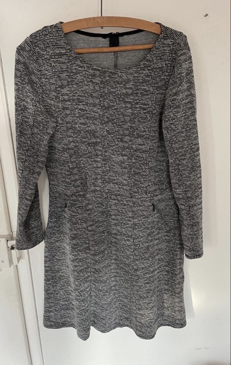Robes: KLEID GRÖSSE M – D'occasion à Dübendorf par ali_g7p8