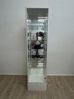 Säulenvitrine Weiss mit Spiegelrückwand und 4 Glastablaren