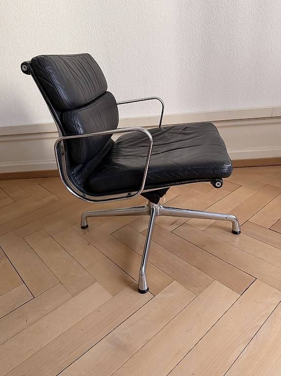 Chaises: Eames Soft Pad EA208 Leder asphalt – D'occasion à Zollikerberg par ats_df5f