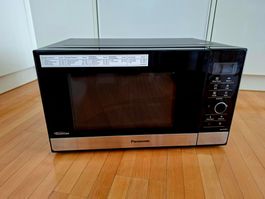 Mikrowelle Panasonic NN-GD372 mit Zubehör