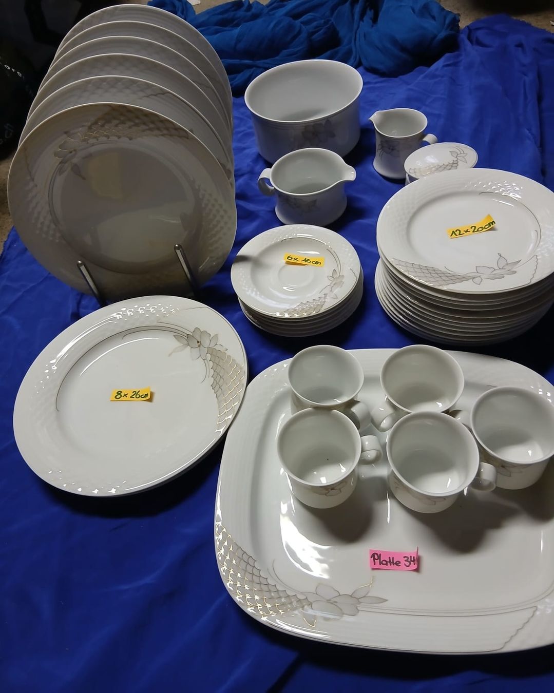 Set di piatti: Elegantes Kaffeeservice-Set – Usato da Opfikon venduto da rus_x8fg