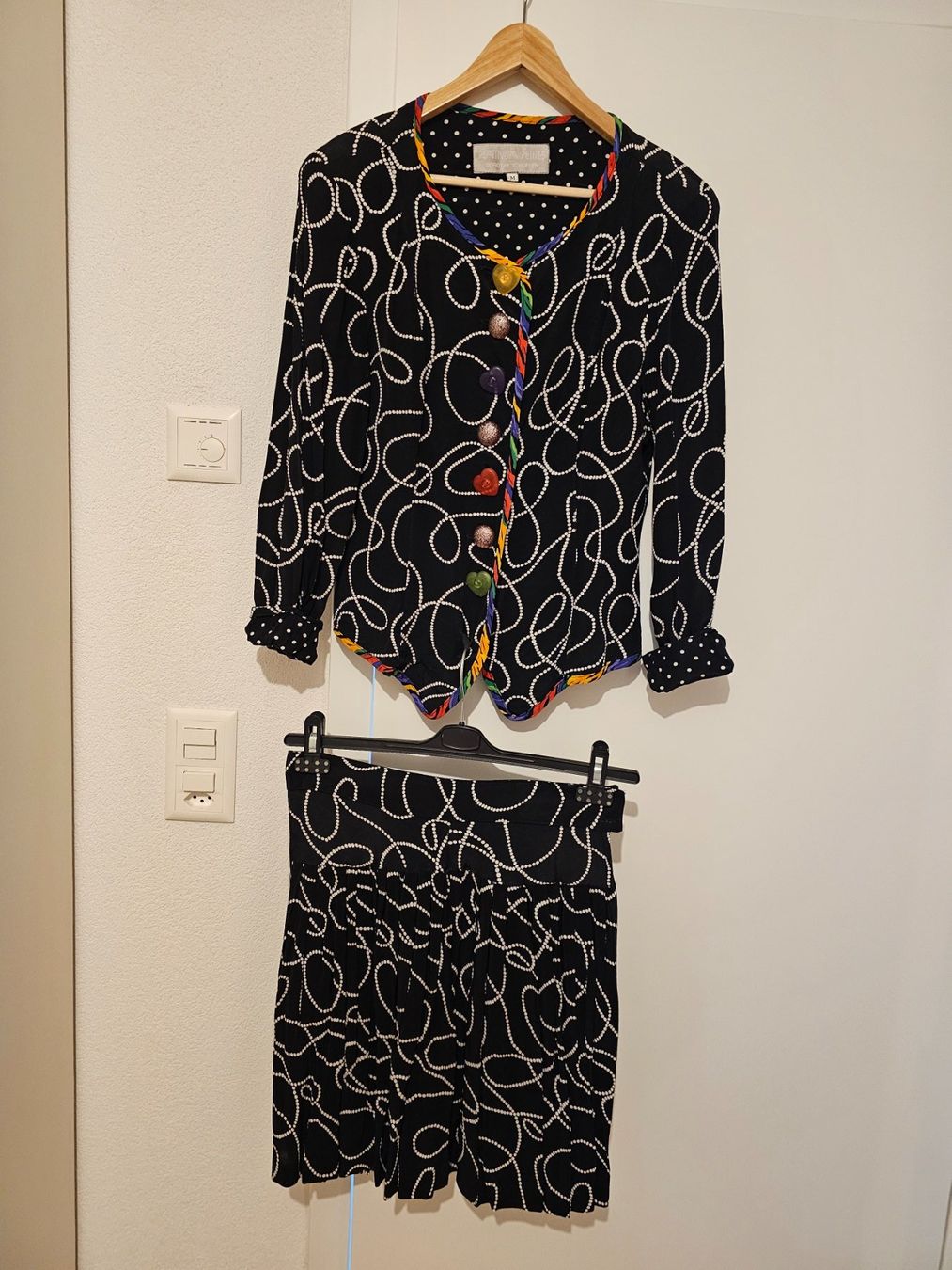 Lotti di vestiti: Ensemble Veste Jupe avec Boutons Multicolores – Usato da Nax venduto da mojy
