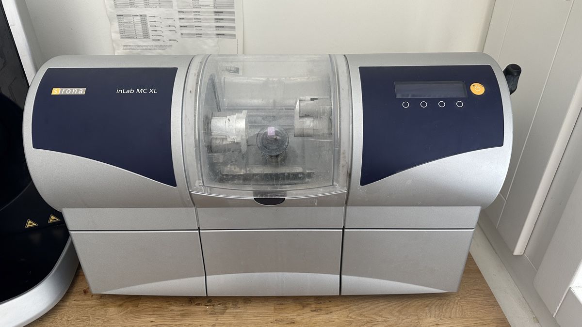 Dentsply Sirona Attrezzature mediche: Sirona inLab MC XL – Difettoso da Morges venduto da kikique