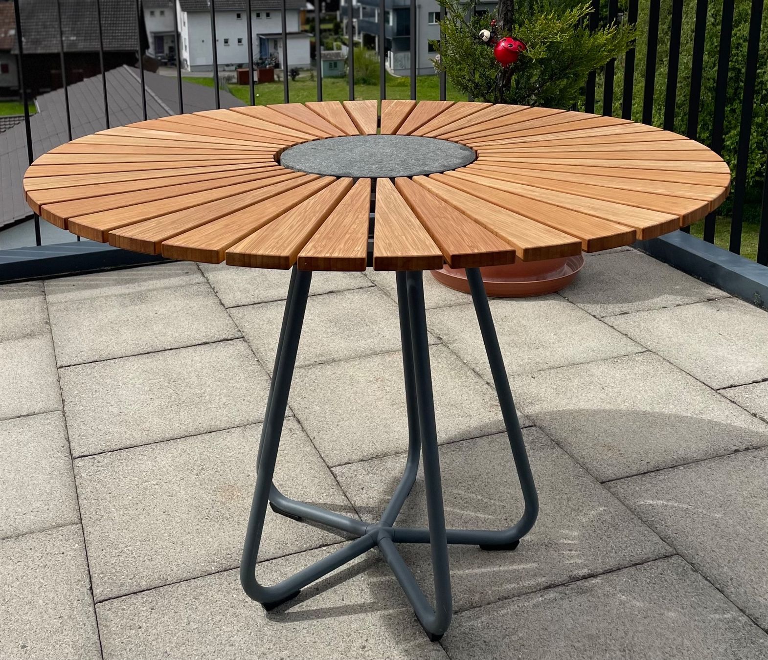 Houe Tische: HOUE Gartentisch CIRCLE - Mobitare – Gebraucht aus Küssnacht am Rigi von  2