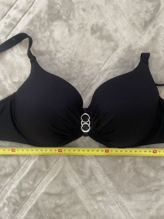Bikini Oberteil mit Ringen  Grösse 10 (40 C/D) in schwarz