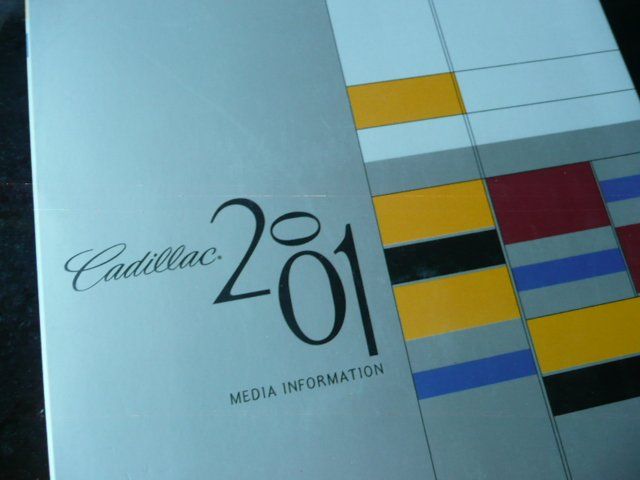 Cadillac Dokumente: Cadillac Pressemappe 2001 – Gebraucht aus Zofingen von sosalinos01