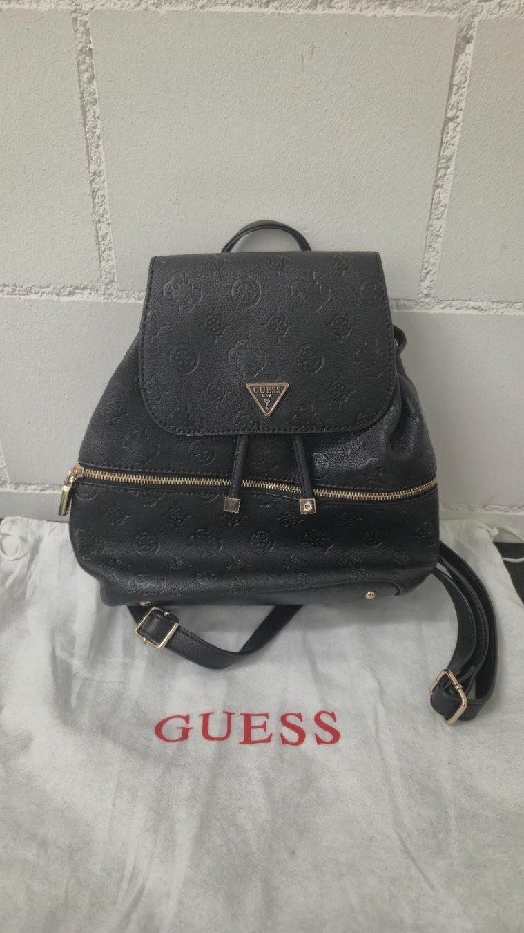 Guess Zaini: Guess Rucksack | Helaina Flap Backpack – Nuovo (secondo la descrizione) da Jegenstorf venduto da aja_g2y5 1