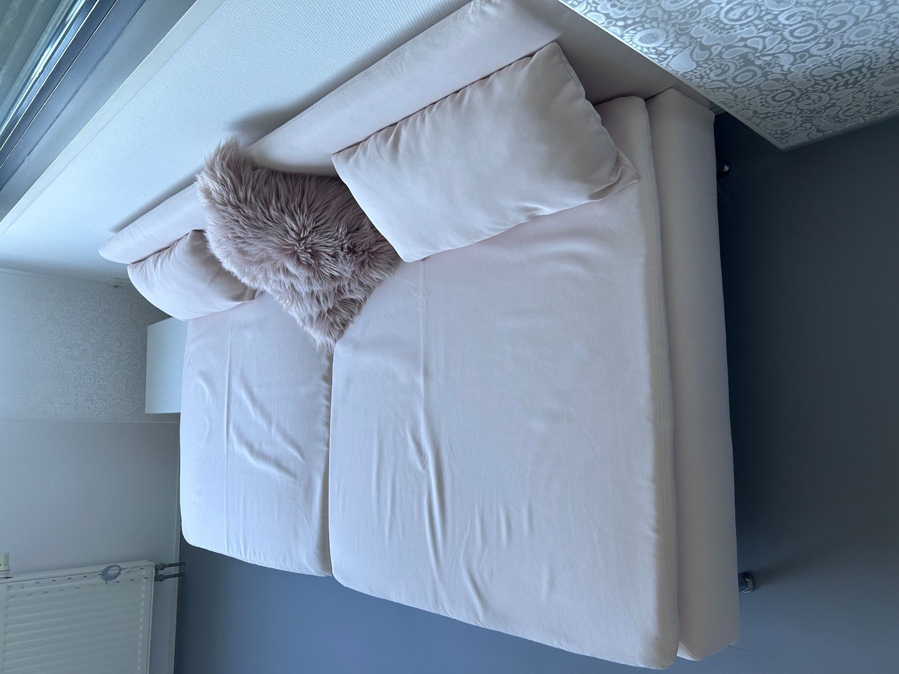 Divani: Wunderschönes Sofa in einem feinen rosa Bastellton – Usato da Nenzlingen venduto da Aliza1 5