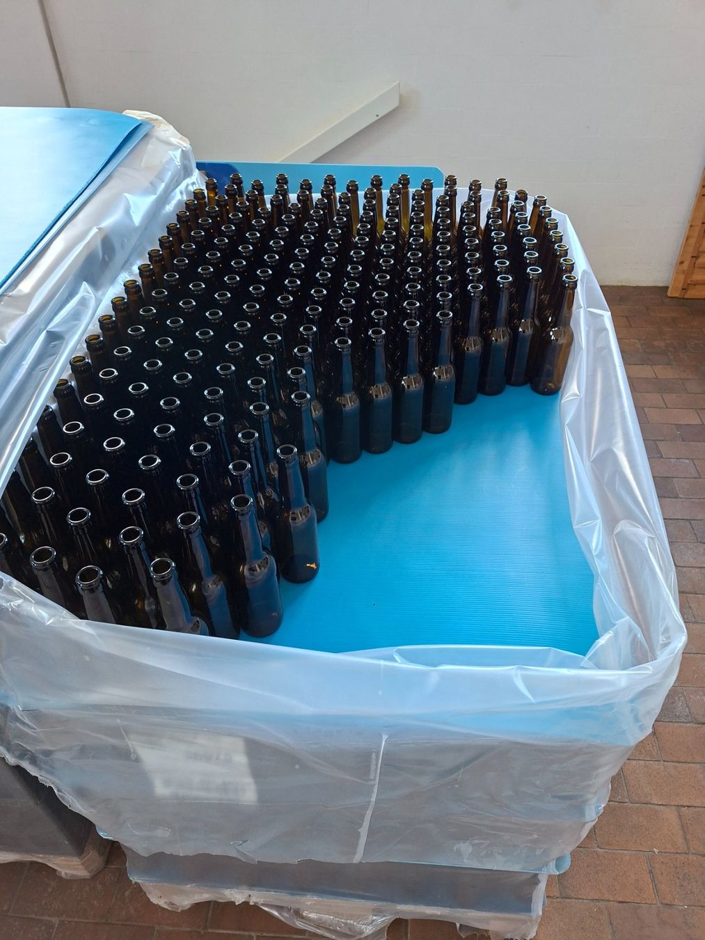 Gläser, Krüge & Flaschen: Bierflaschen – Neu und originalverpackt aus Ballwil von bau_b5mq