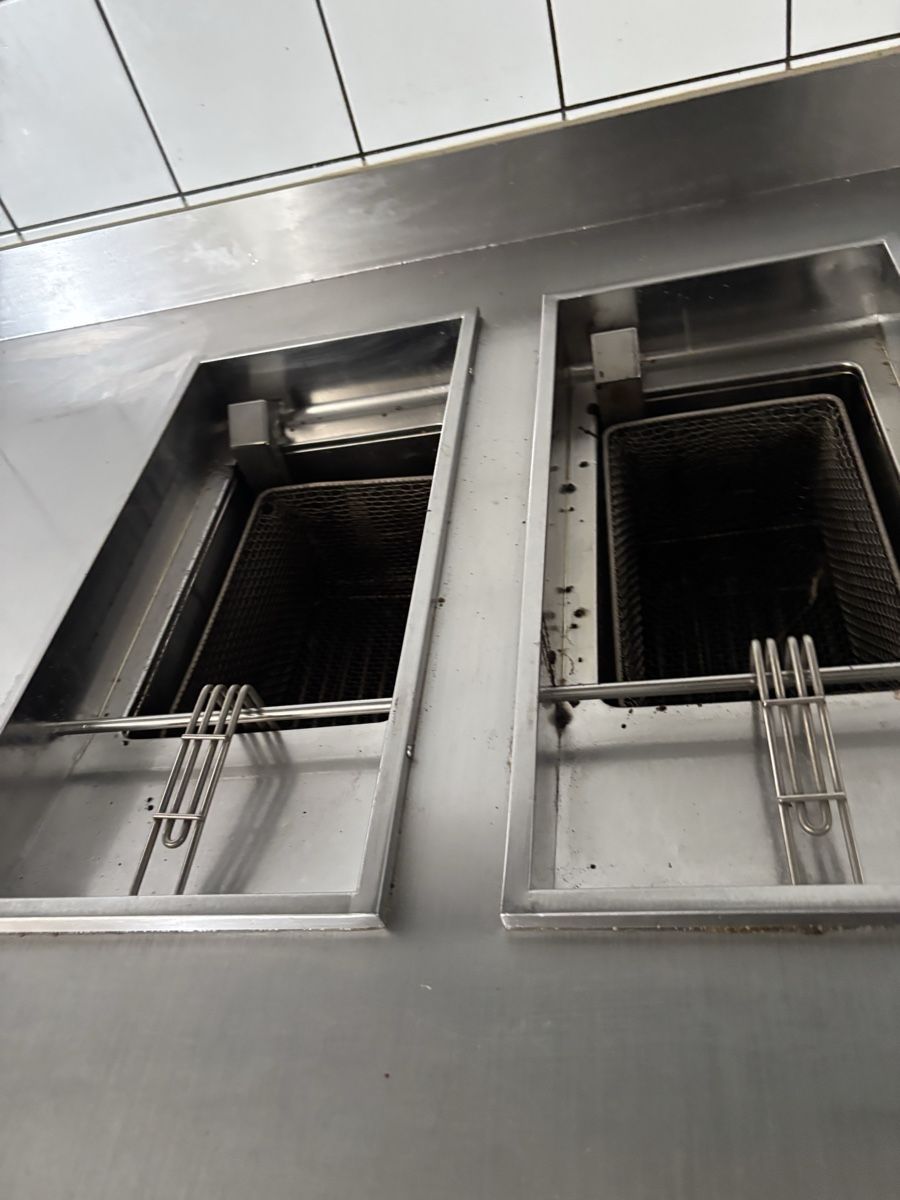 Komplettküchen: 4 Induktionsplatten, Grill und Doppelfriteuse Menü System – Gebraucht aus Dietikon von dia_y8y5 7