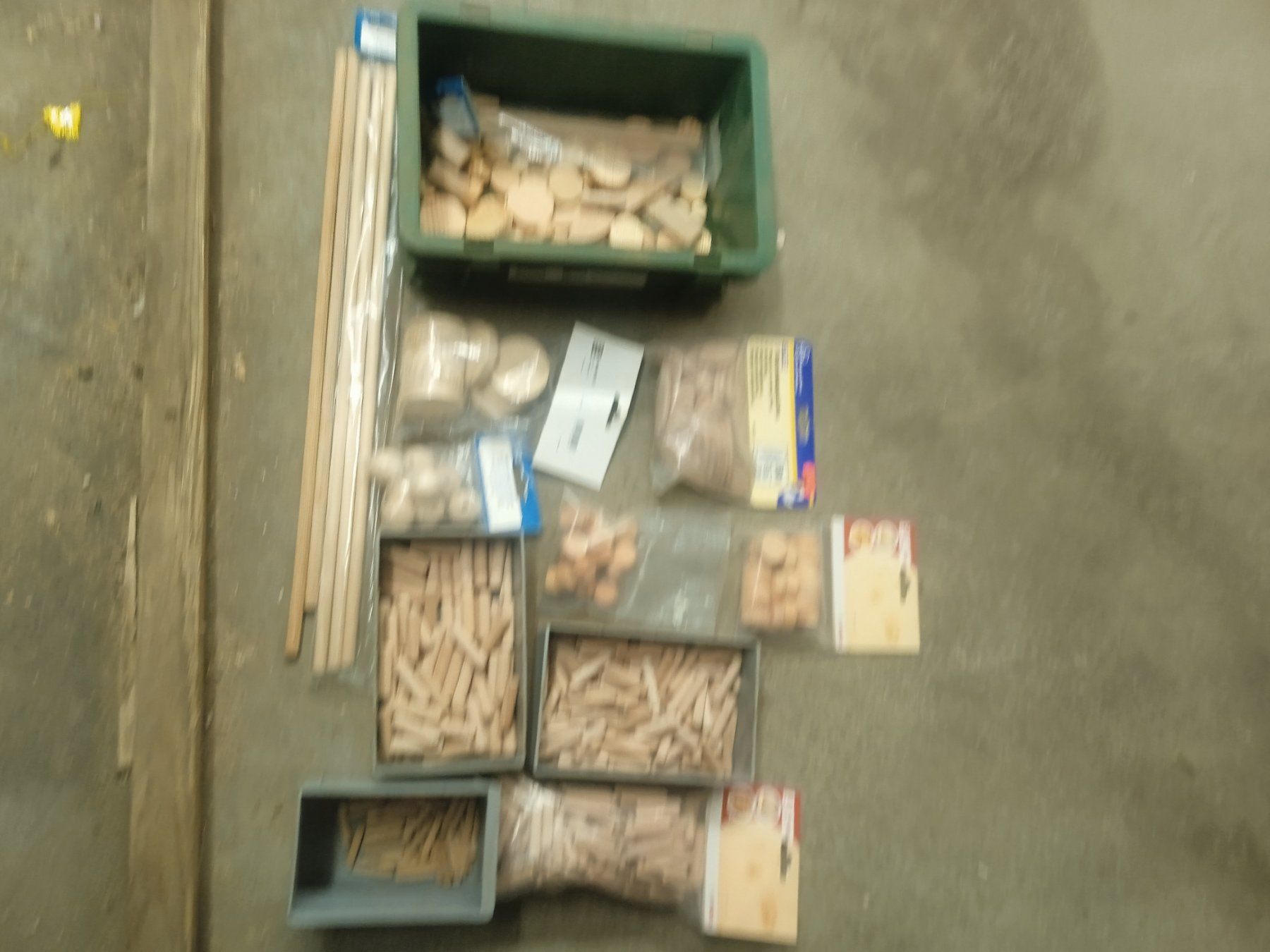 Eisenwaren: Versch. Holzdübel, Verschlusspfropfen – Gebraucht aus Arbon von hefu02
