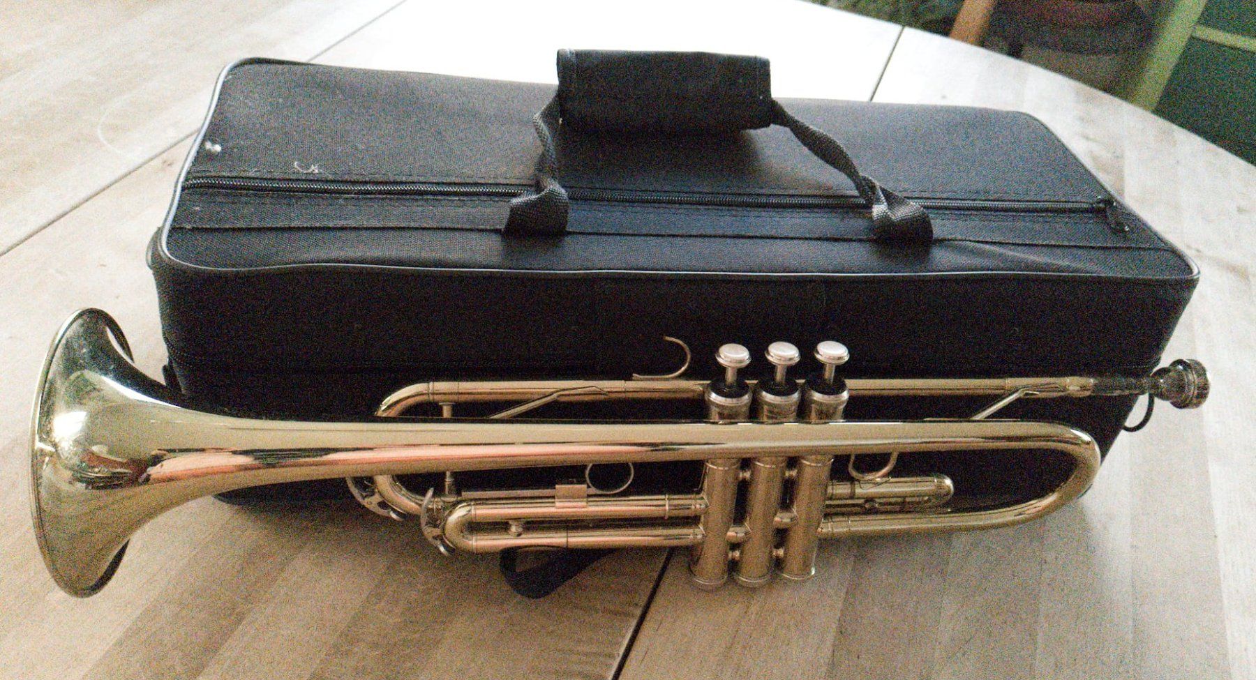 Musikinstrumente: Trompete Gold Messing mit Koffer gebraucht – Gebraucht aus Baldegg von Arjona 1