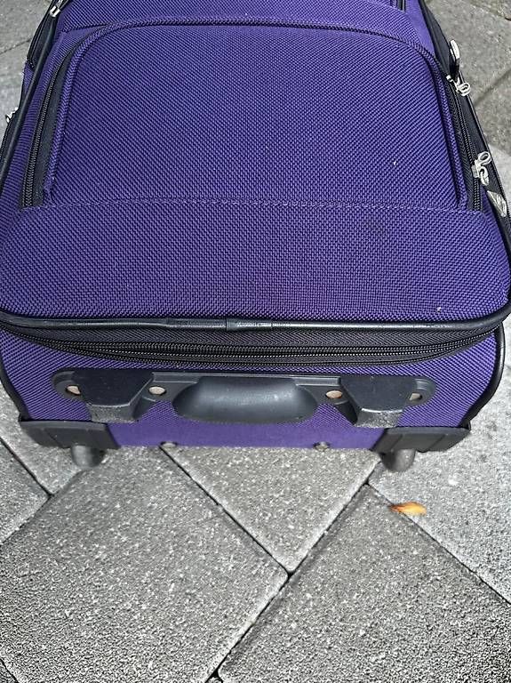 Reisekoffer: Violetter Rollkoffer (Handgriff defekt) – Gebraucht aus Goldau von mic_m6k9 2
