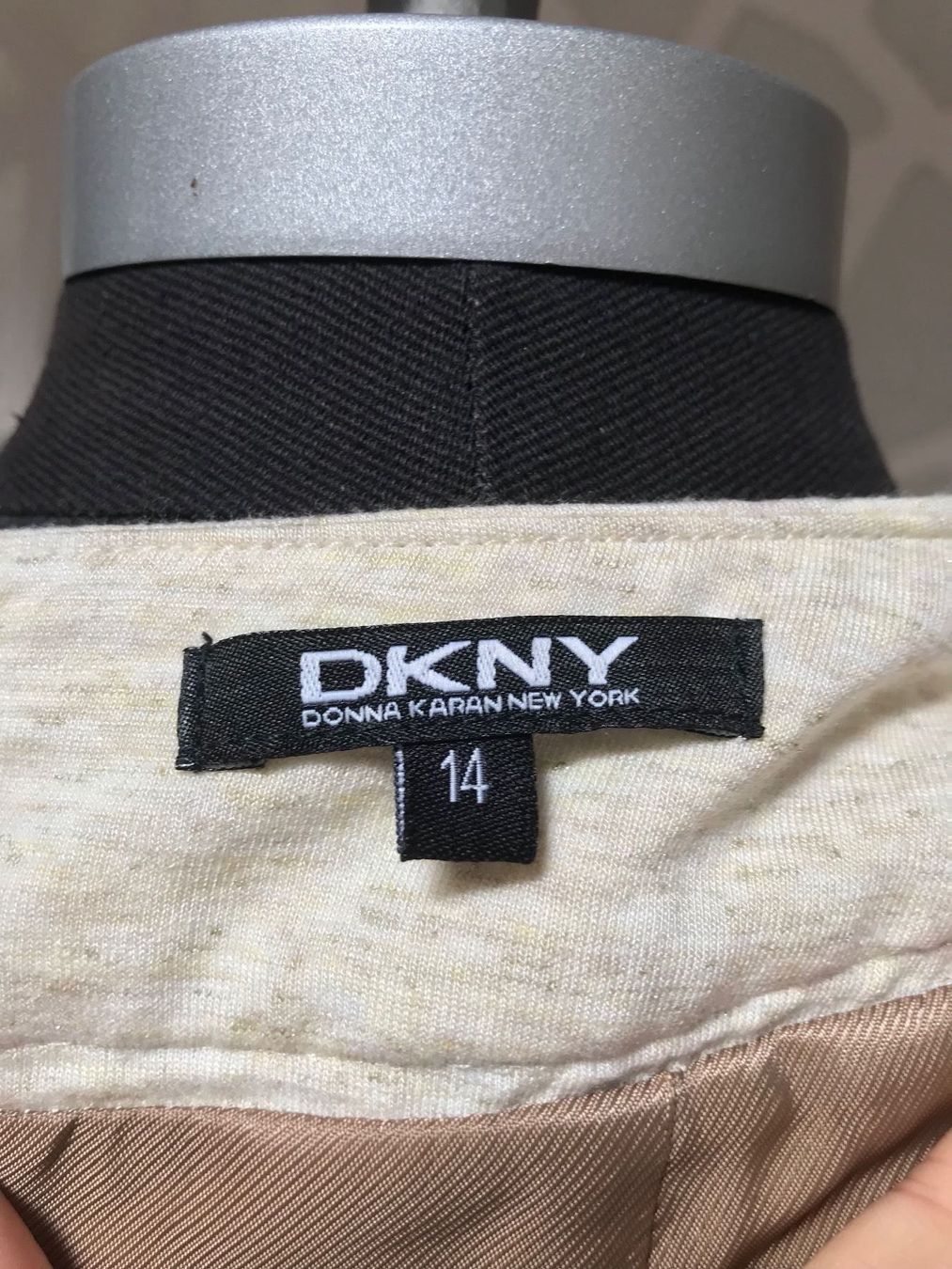 DKNY Kleider & Röcke: Belle jupe beige 'DKNY'. Taille 14ans – Neu (gemäss Beschreibung) aus Grund b. Gstaad von PlageNeige 5