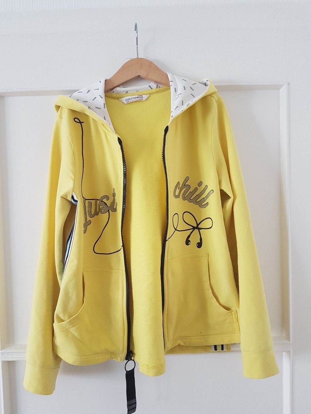 Pullover & Sweatshirts: Sweat à capuche taille 11ans, 146cm – Gebraucht aus Lausanne von anta-123 2