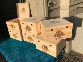 schöne Weinkiste mit Klappdeckel Nativ