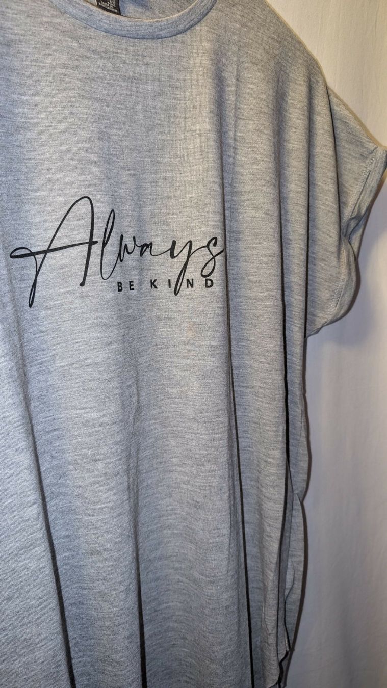 T-shirt: T- Shirt "always be kind" grau extra lang weit Gr. M – Nuovo (secondo la descrizione) da Sarmenstorf venduto da taosun