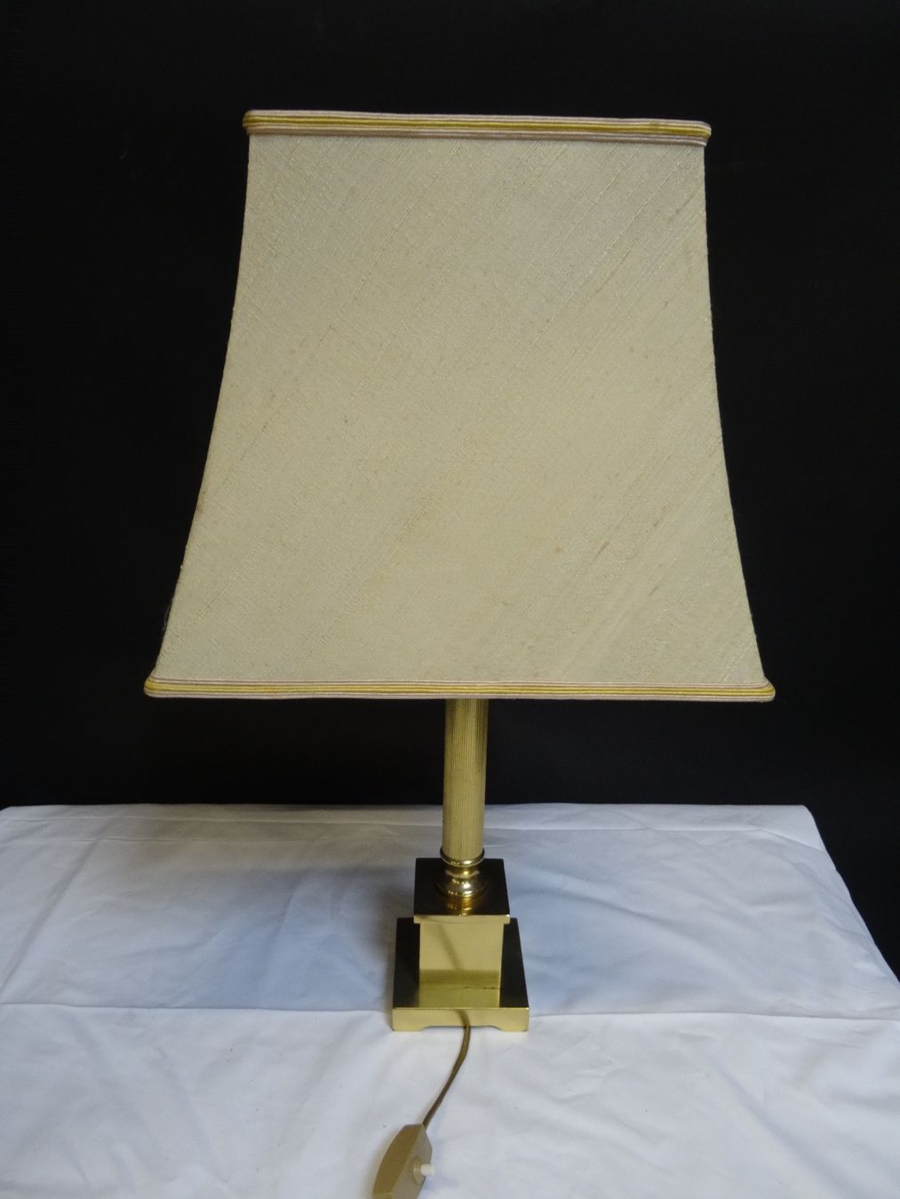 Lampes: LAMPE MIT MESSINGFUSS – D'occasion à Brügg BE par fundus2 1