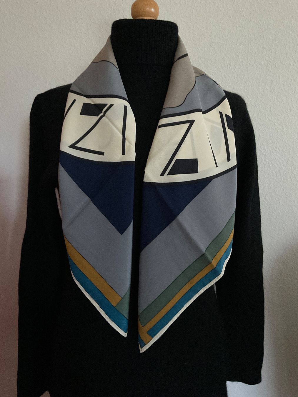 Foulard & Sciarpe: Seide Carré Krizia Vintage – Usato da Biel/Bienne venduto da heygio