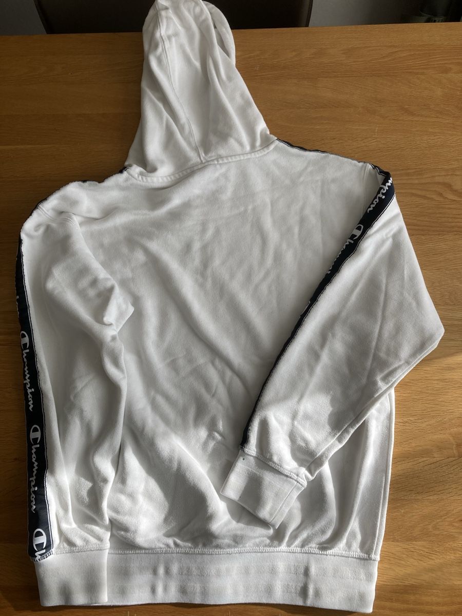 Champion Pullover & Sweatshirts: Champion - Sweat blanc taille M / 14ans – Gebraucht aus Zürich von sushitwiceaweek 1